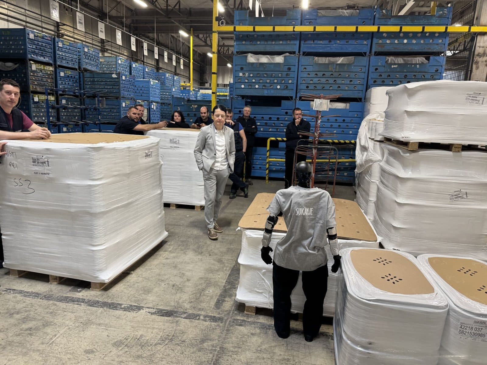 Robot v proizvodnji · Aquafil