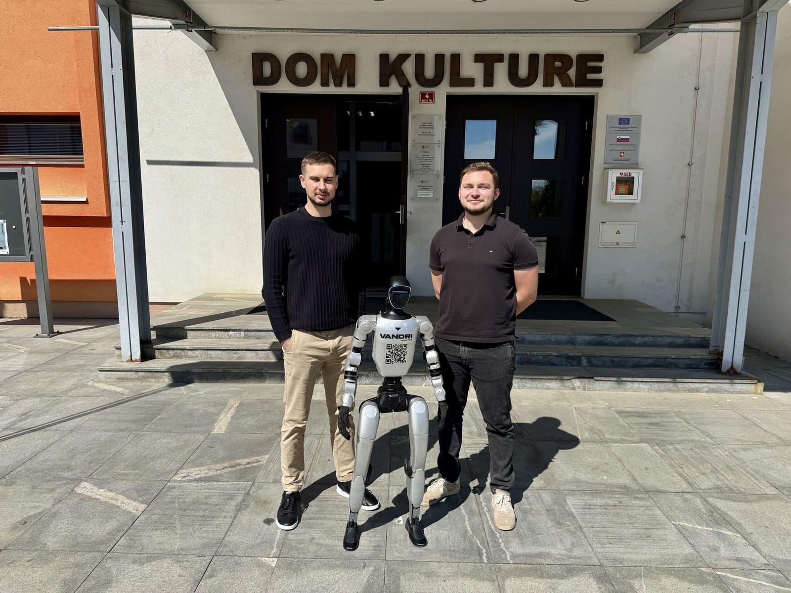Dom kulture · ekipa in robot