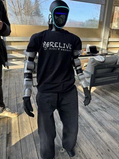 Robot v centru Relive